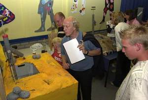 Herman van Veen neemt tussen de bedrijven door een kijkje bij de waterpompen die de leerlingen hebben gemaakt. Foto Henk de Weerd
